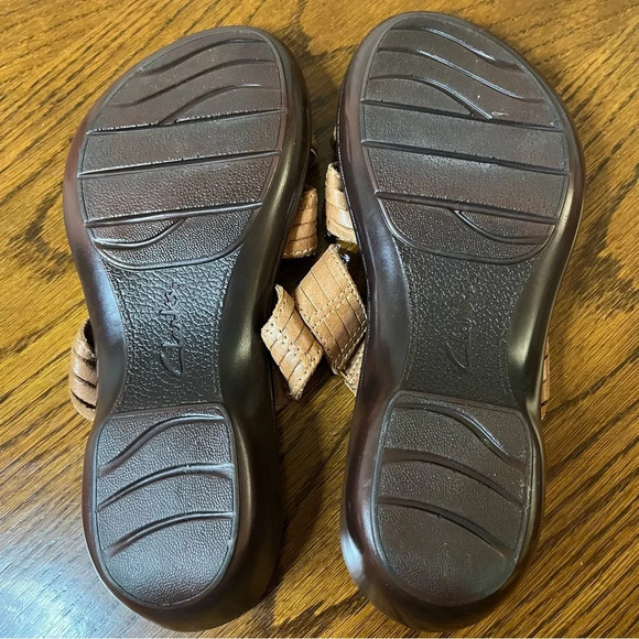 CLARKS Bendables Brown Leather Strappy Sandals Slip On Women’s 7 - Picture 5 of 6